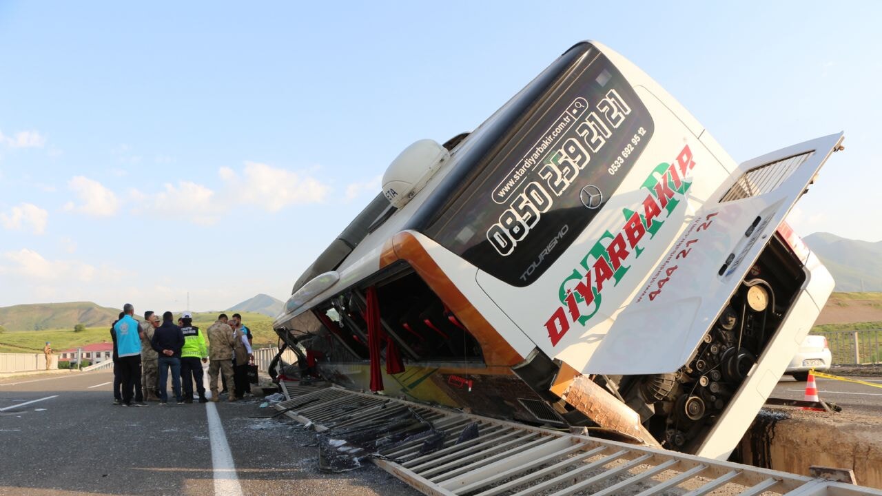 Bingöl Karlıova'da yolcu otobüsü devrildi!