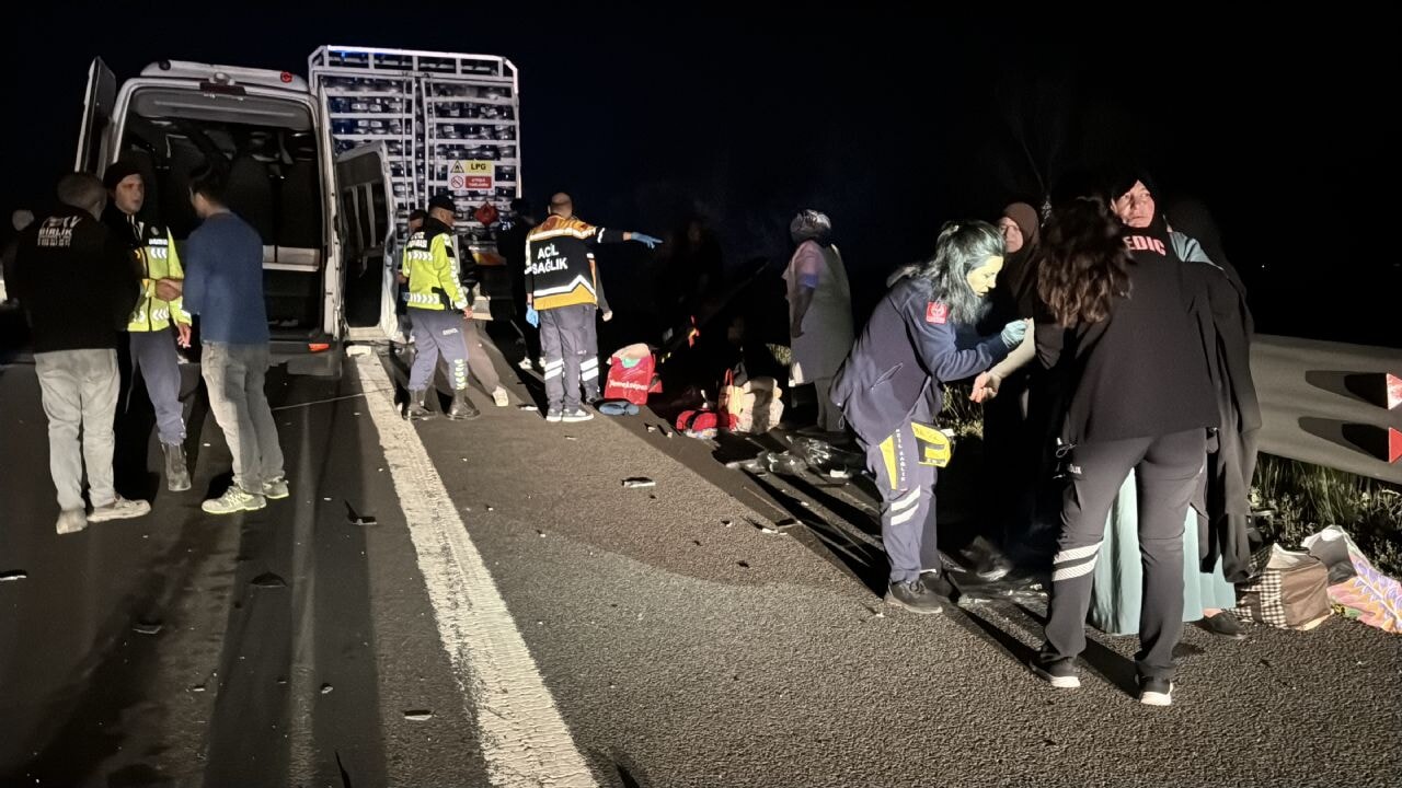 Bolu'da trafik kazası: Minibüs kamyona çarptı, çok sayıda yaralı