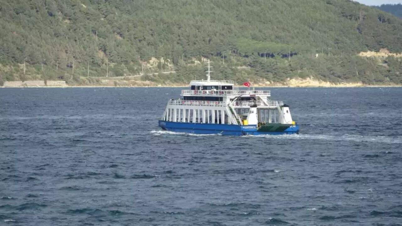 Bozcaada Ve Gökçeada feribot seferlerine fırtına darbesi