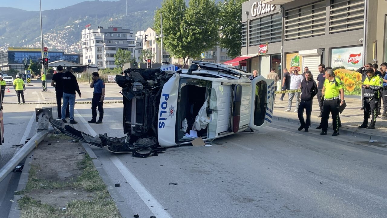 Bursa'da aile içi şiddet ihbarına giden polis aracı kaza yaptı