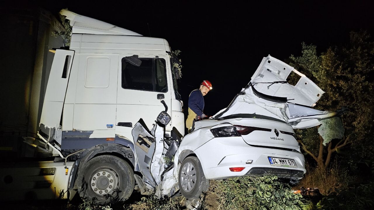 Bursa'da trafik faciası!  Tırla çarpıştı