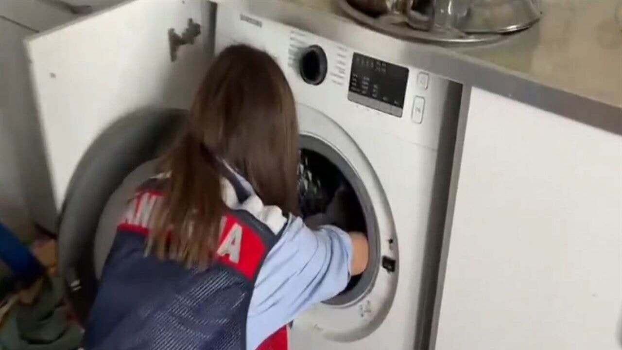 Çamaşır makinesi ile toprak altından silahlar çıktı