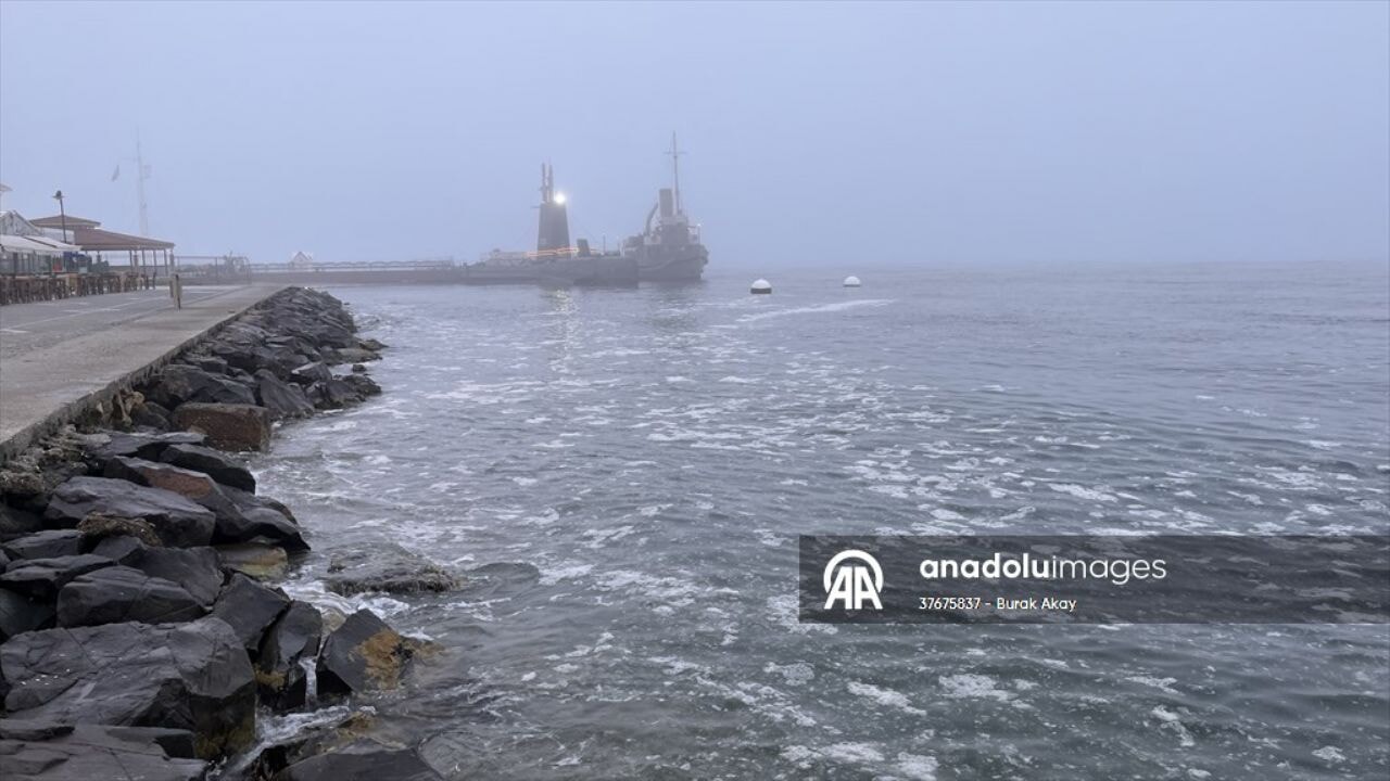 Çanakkale Boğazı gemi geçişlerine kapatıldı! Yoğun sis deniz trafiğini kilitledi