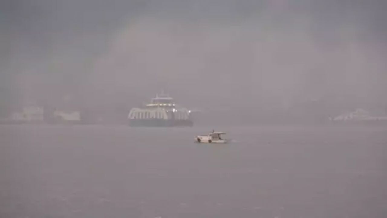 Çanakkale Boğazı'nda, yoğun sis nedeniyle deniz ulaşımı askıya alındı.