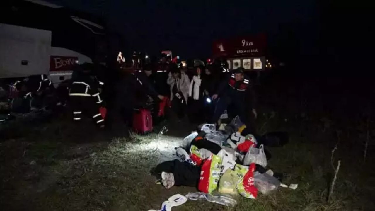 Çanakkale'de tur otobüsü yoldan çıktı, 11 yaralı