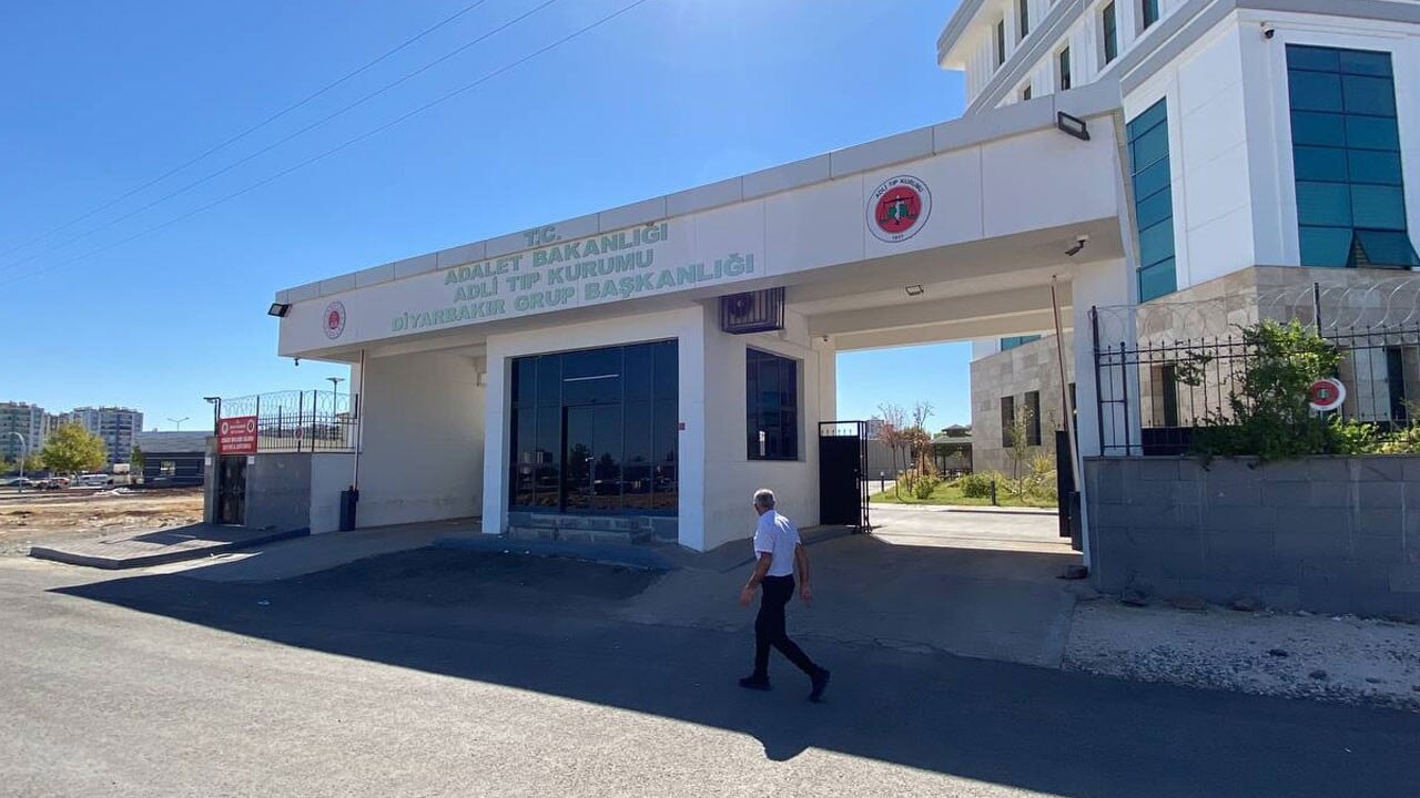 Cezaevinden izinli çıkıp karısını öldürdü