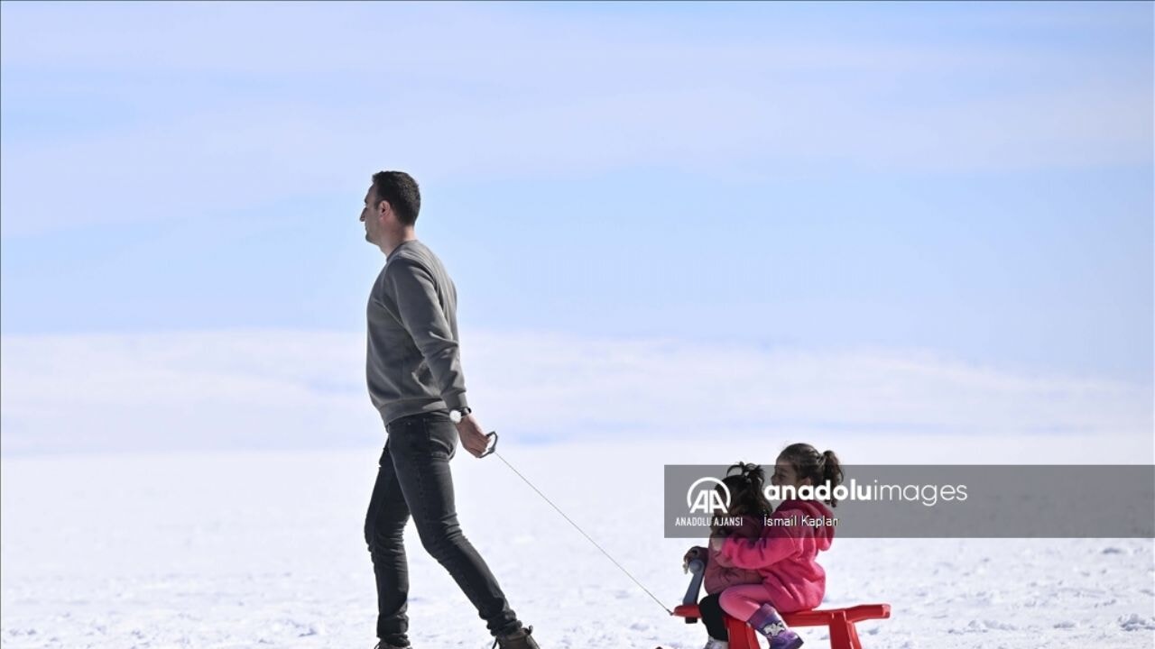 Çıldır Gölü buzla kaplanarak ziyaretçilerini bekliyor
