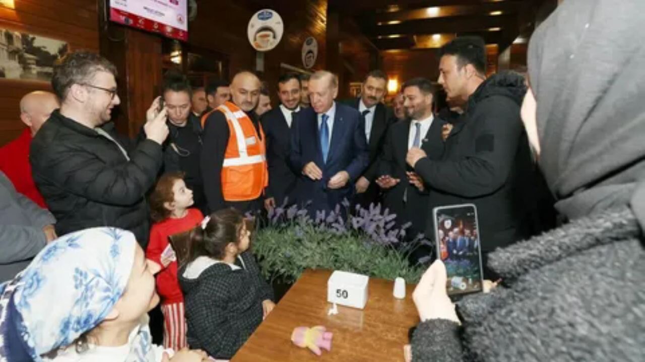 Cumhurbaşkanı, depremden etkilenen vatandaşlarla  bir araya geldi