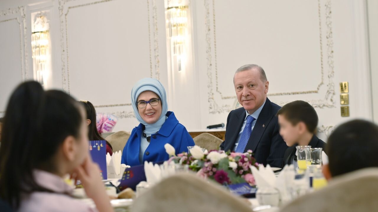 Cumhurbaşkanı Erdoğan, devlet himayesindeki çocuklarla gönül sofrasında buluştu