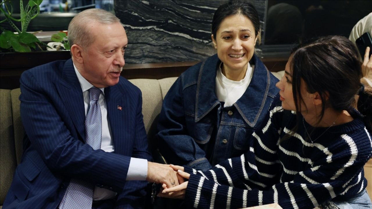Cumhurbaşkanı Erdoğan kafede vatandaşlarla sohbet etti