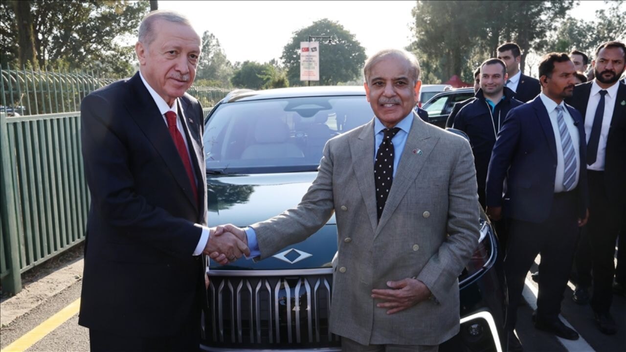 Cumhurbaşkanı Erdoğan, Pakistan Başbakanı Şerif'e Elektrikli Togg'u Hediye Etti
