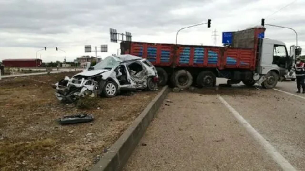 D-400 karayolunda feci kaza: Adana'da can pazarı