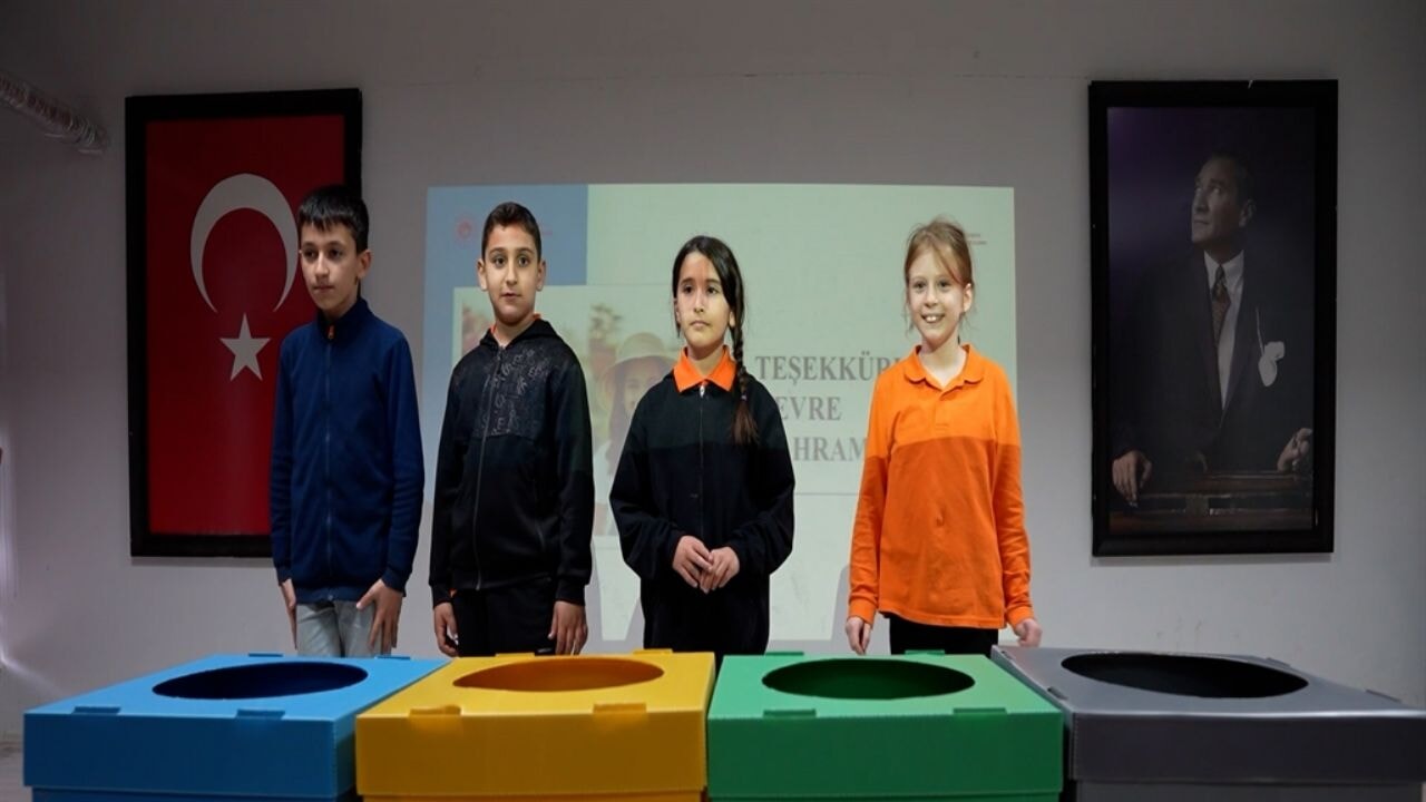 'Dersimiz Çevre' ile 300 binden fazla öğrenciye farkındalık eğitimi! Bakan Kurum: Büyük bir çevre hareketi başlattık