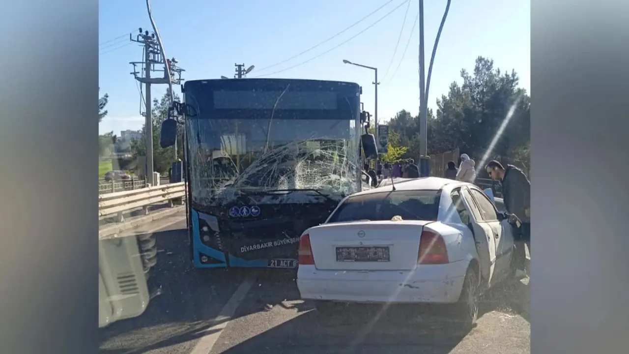 Diyarbakır'da feci kaza! Yolcu otobüsüyle otomobil çarpıştı