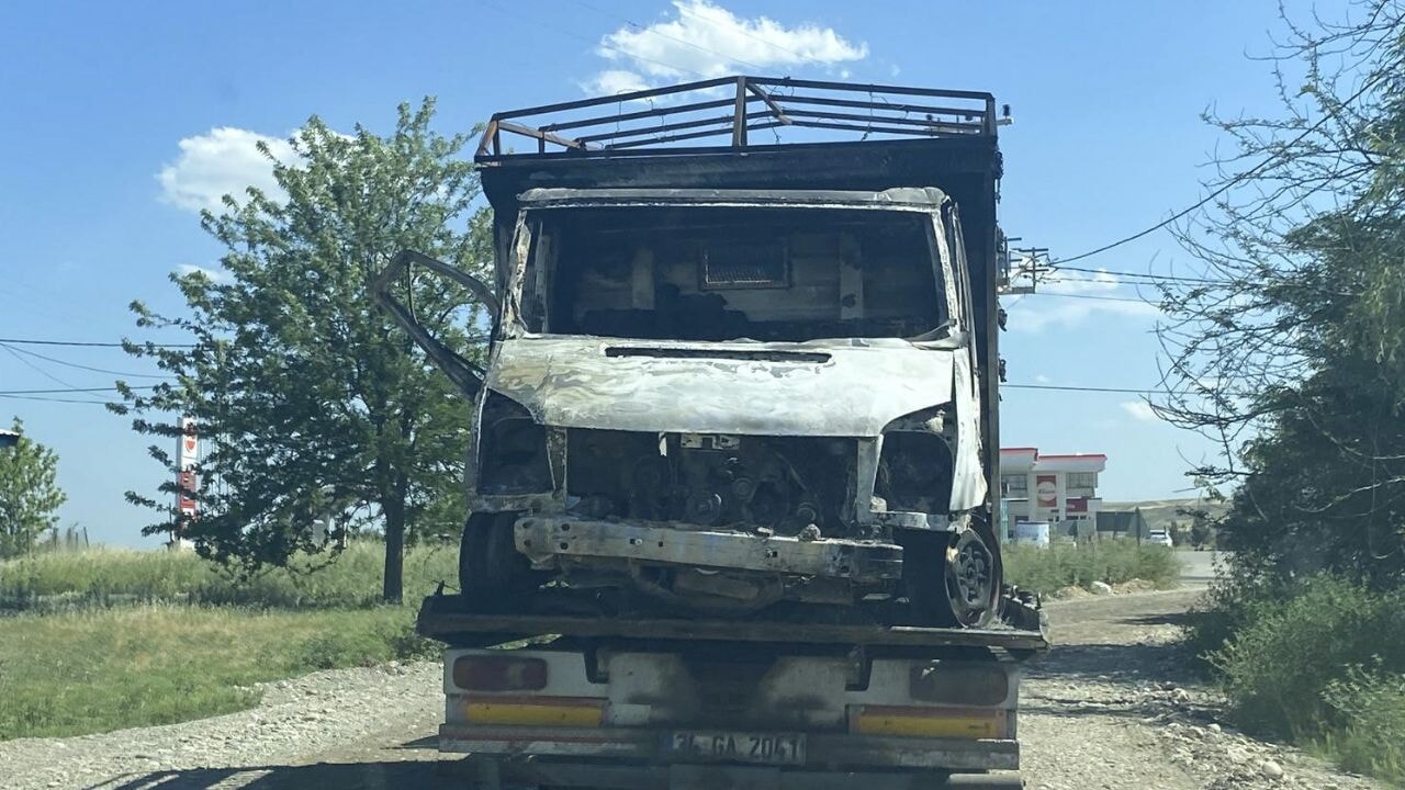 Diyarbakır'da gizemli ölüm: Araçtan iki yanmış ceset çıktı!