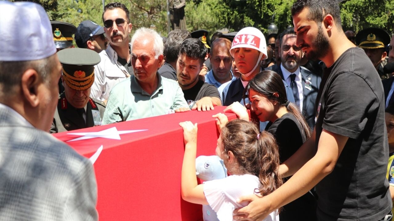 Elinde oyuncağı, şehit babasının tabutuna sarılıp gözyaşı döktü