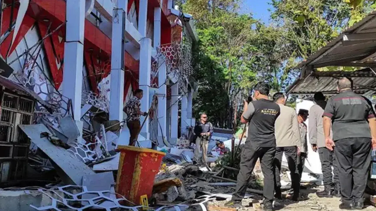 Endonezya'da 7.4 büyüklüğünde yıkıcı deprem! Tsunami uyarısı