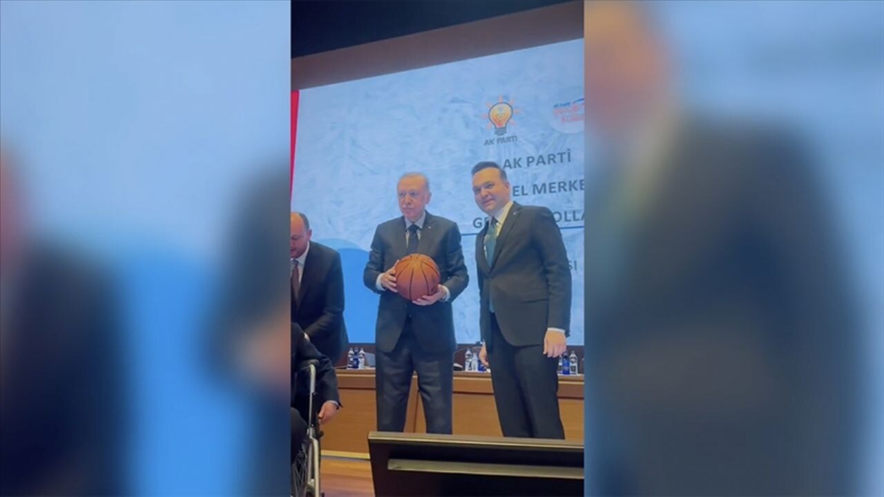 Erdoğan'a basketbol topu hediye edildi! Sosyal medyayı sallayan mesaj