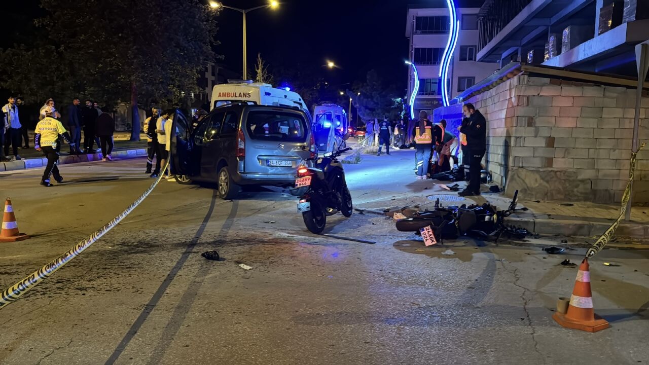Erzincan'da feci kaza: Motosiklet ve araç çarpıştı, 2 ölü!