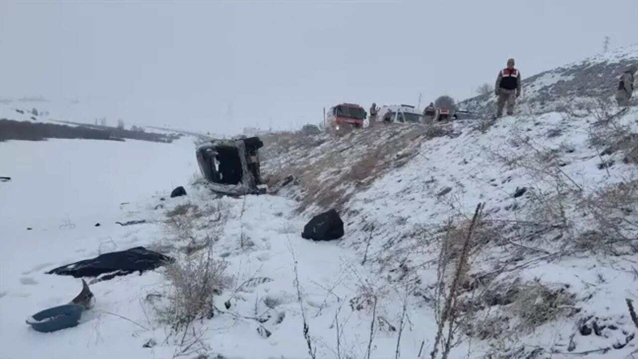 Erzurum'da feci trafik kazası: 2 ölü, 3 yaralı