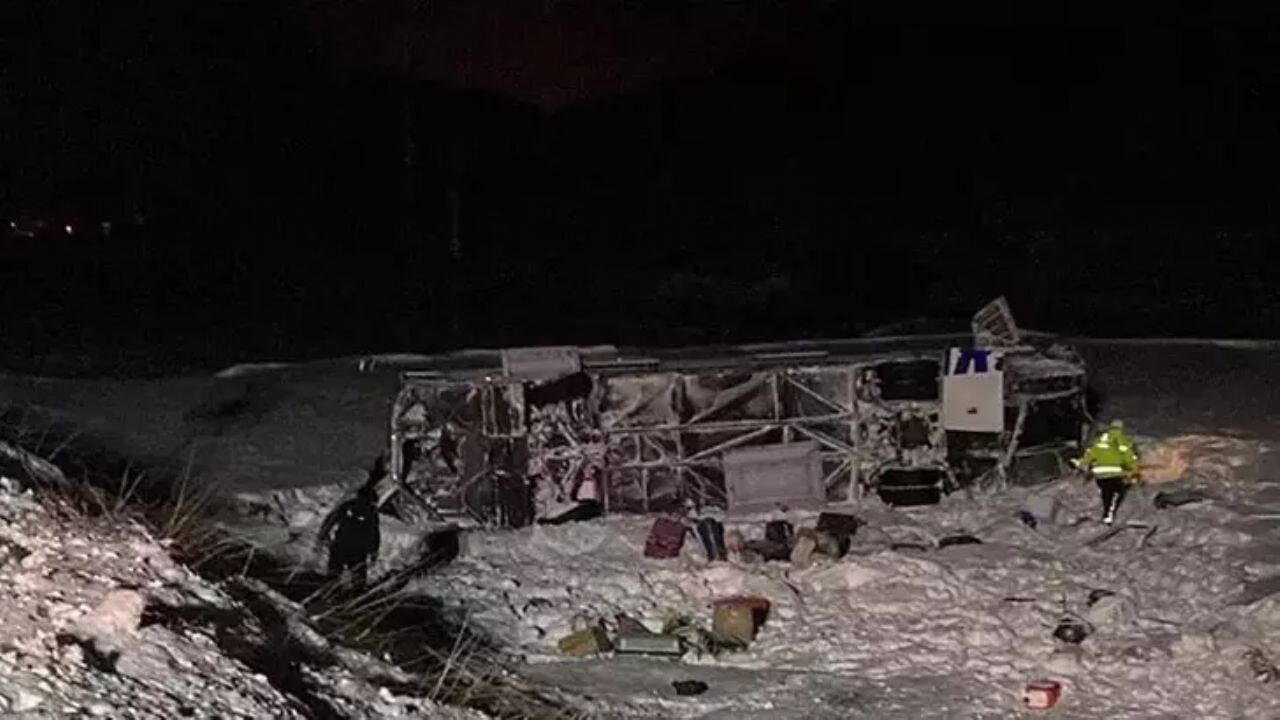 Erzurum'da yolcu otobüsü devrildi, 37 kişi yaralandı