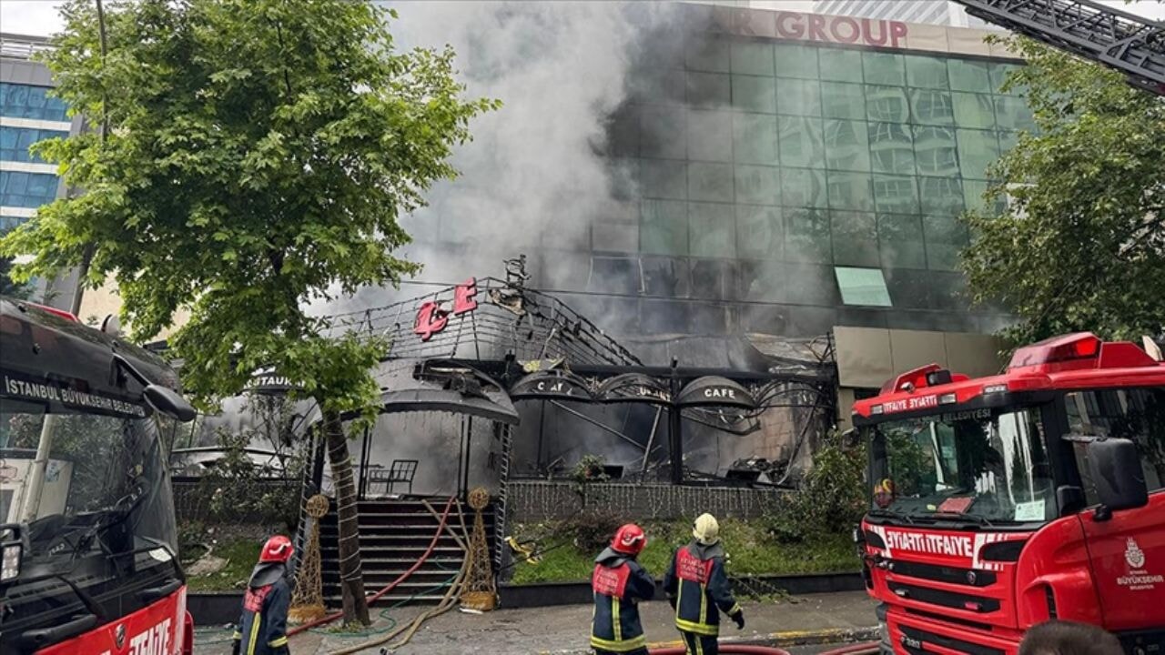 Esenyurt'ta iş merkezinde büyük yangın! Alevler apartmana sıçradı: 132 daire boşaltıldı