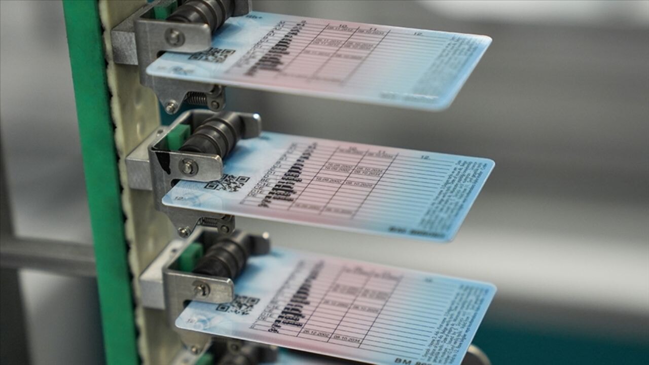 Eski tip ehliyetleri yenileme süresi uzatıldı