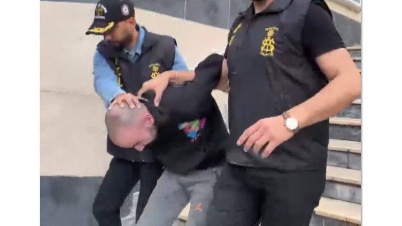 Evinde 400 bin kişinin telefon numarası ve kimlik bilgileri çıktı