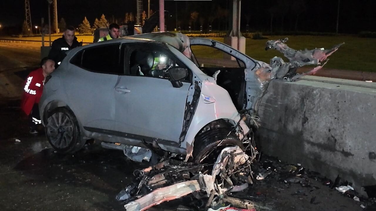 Gişelere saplanan aracın sürücüsü öldü