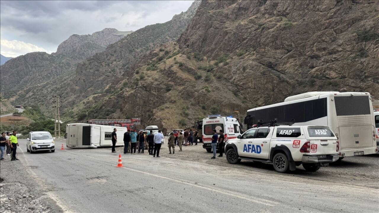Hakkari'de midibüs devrildi: 12 asker yaralı