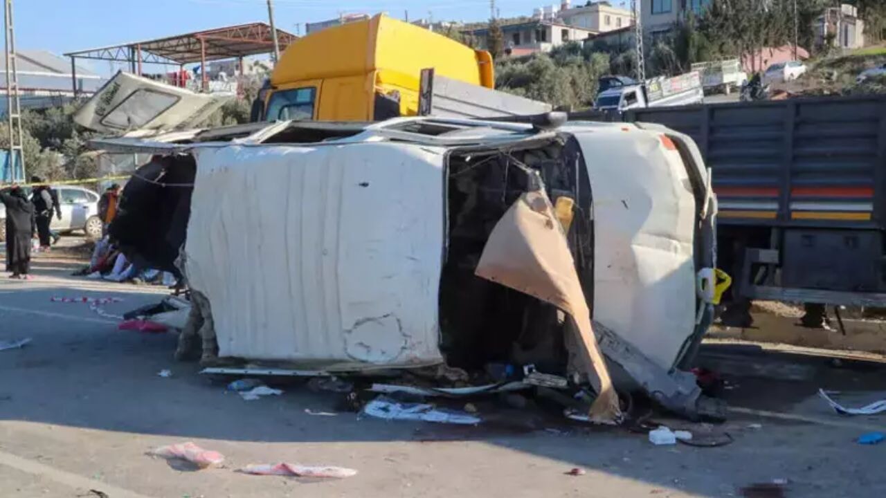 Hatay'da ölümcül kaza! Minibüs ile TIR çarpıştı, 6 ölü, 8 yaralı
