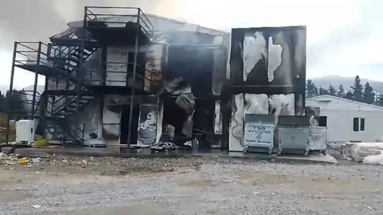 Hatay'da şok yangın! İşçilerin kaldığı konteynerler kül oldu