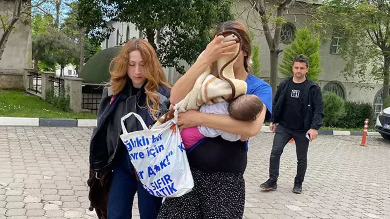 Hırsızlıktan kaçamadı! Bebeğiyle birlikte adliyeye sevk edildi