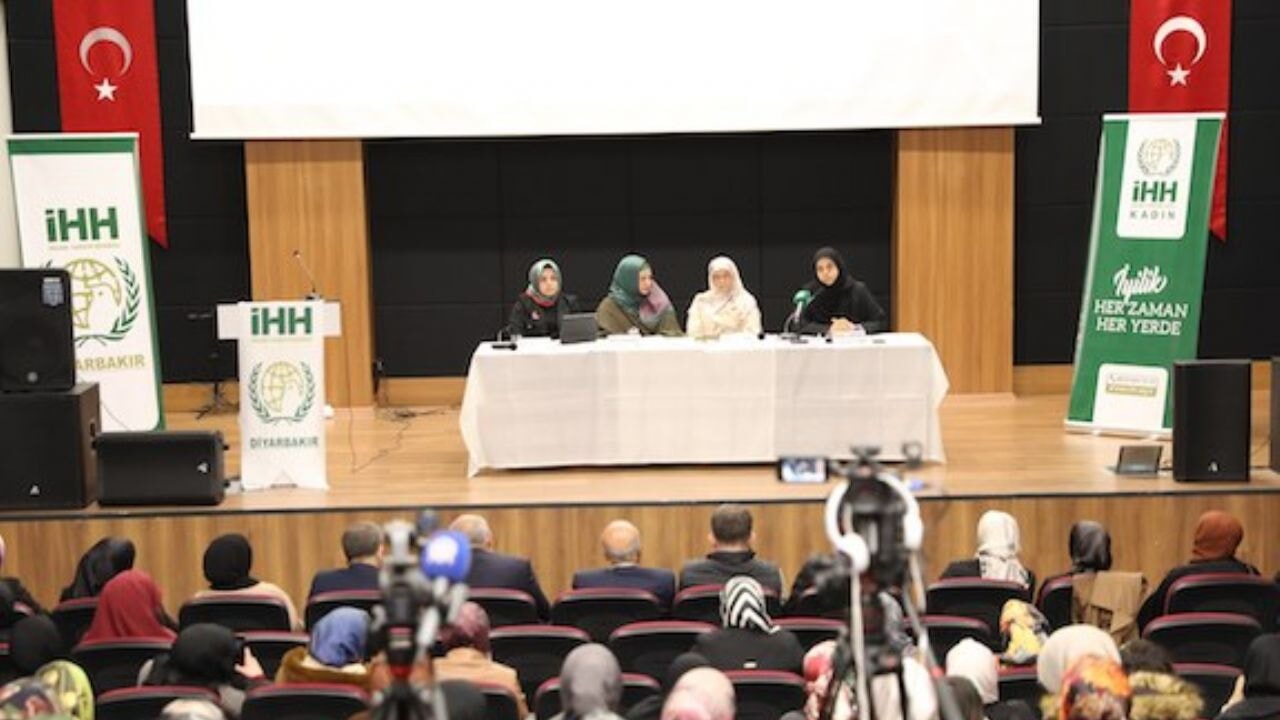 İHH, Diyarbakır'da 'Sivil Toplumda Kadın' paneli düzenledi