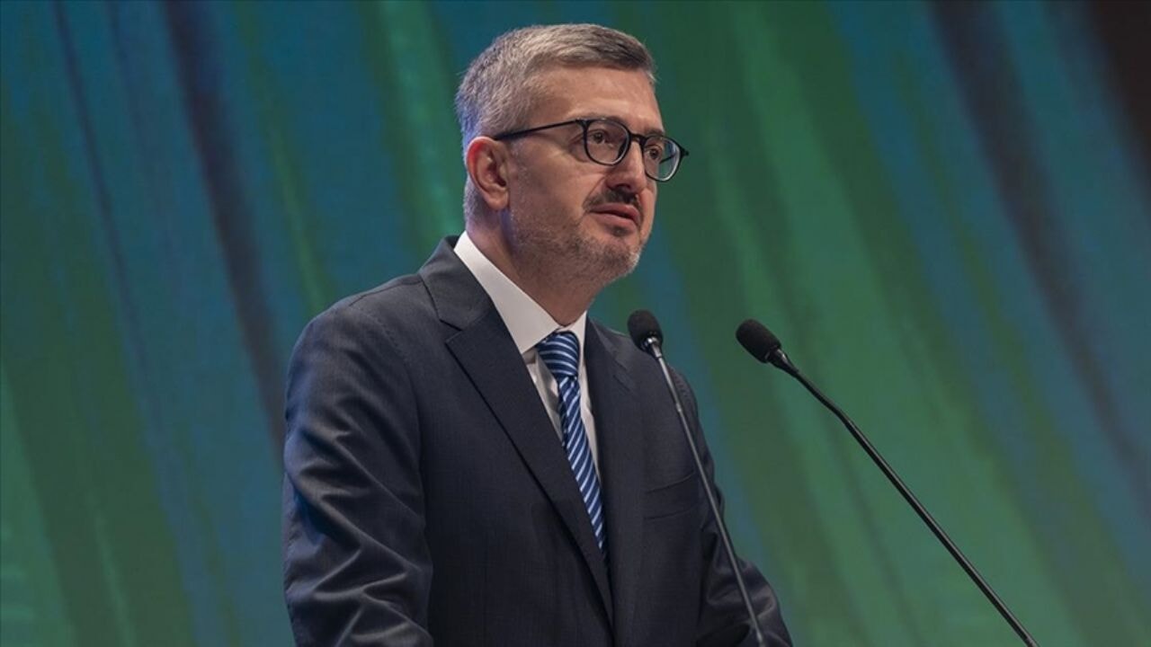 İletişim Başkanı Duran: Şehitlerimizin ve gazilerimizin cesaretiyle bayrağımız göklerde dalgalanıyor