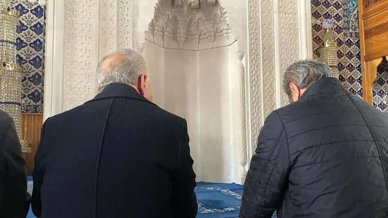 İmamsız kalan cemaat ve 30 saniyelik hutbe!