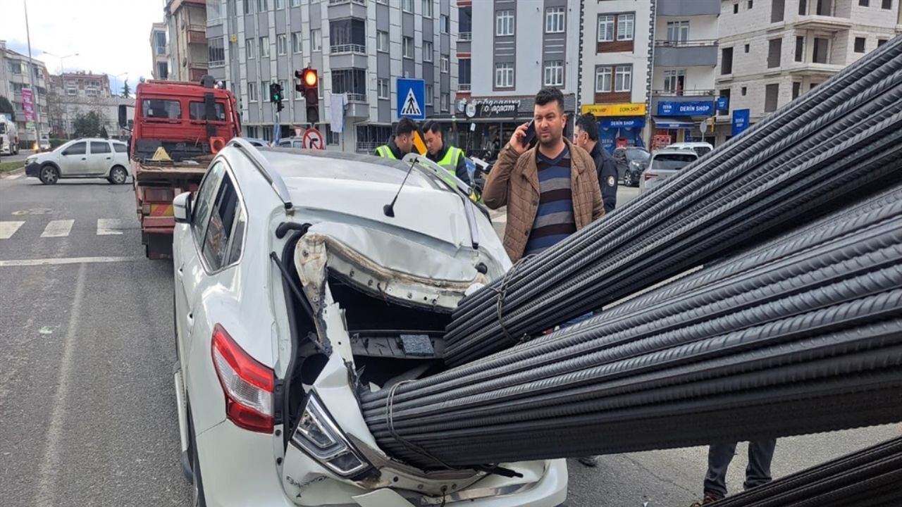 İnşaat demirleri araca saplandı
