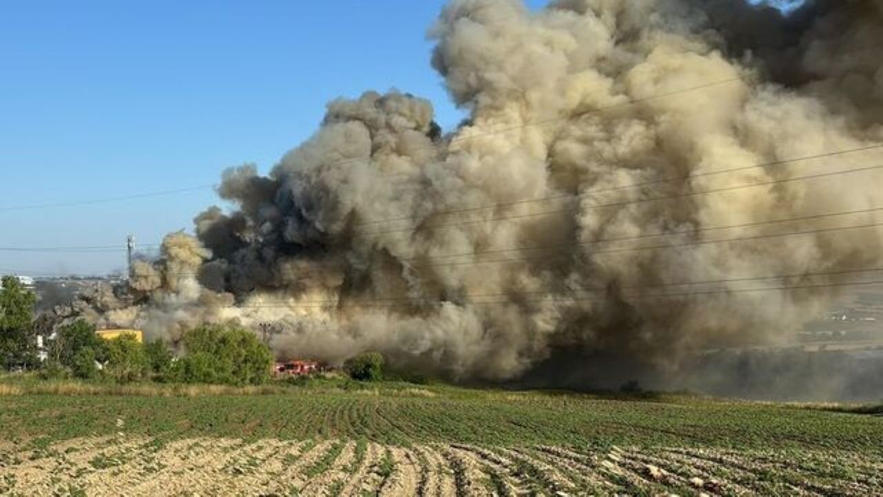 İstanbul Arnavutköy'de tekstil malzemeleri bulunan depoda yangın çıktı