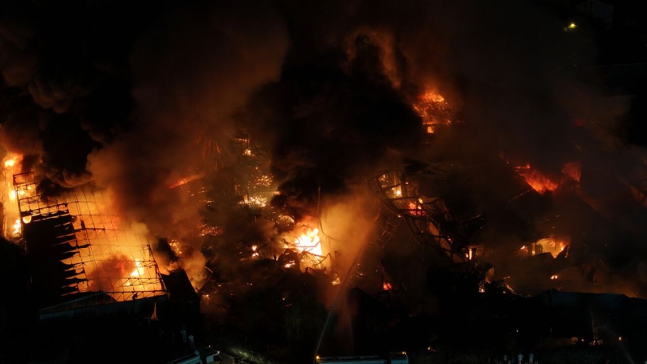 İstanbul Çekmeköy'de sünger fabrikasında yangın çıktı