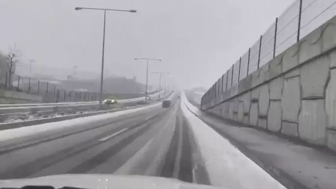 İstanbul'da kar yağışı başladı! Trafik kilitlendi
