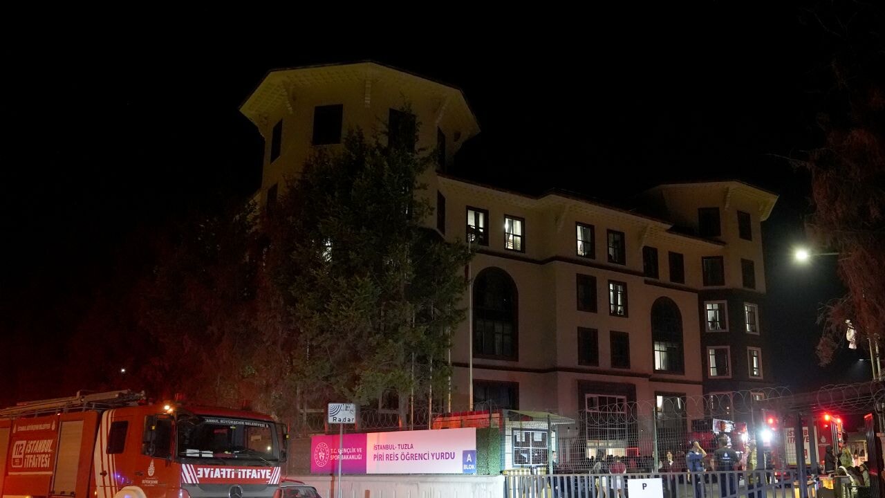 İstanbul'da öğrenci yurdunda yangın: Alevler binayı sardı