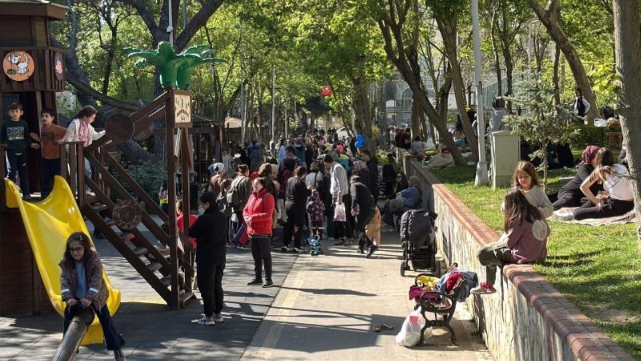 İstanbul'da okullar, spor salonları ve camiler vatandaşlar için açıldı