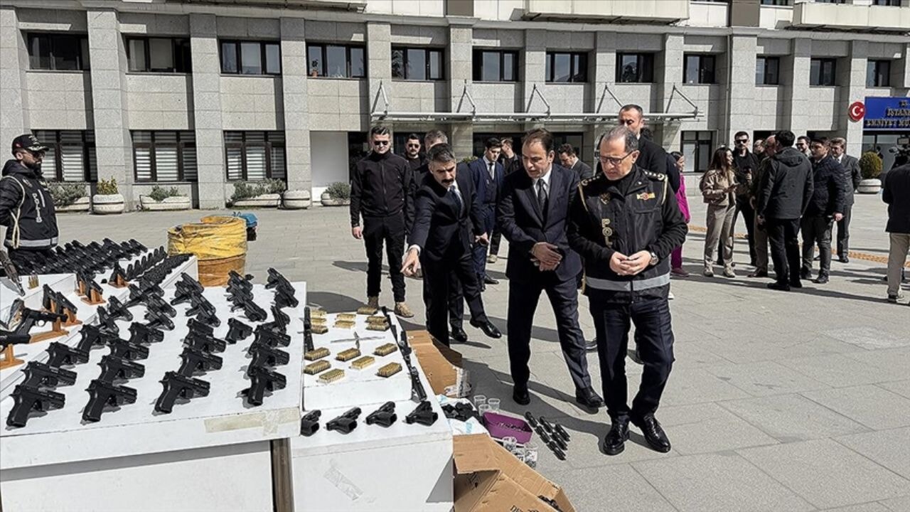 İstanbul'da operasyon: Ele geçirilen silahlar sergilendi