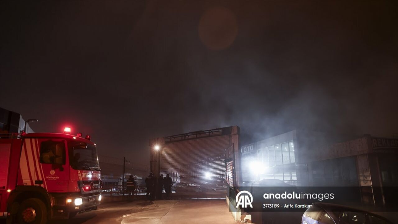 İstanbul'da oto galeri yangını: Patlamalar meydana geldi