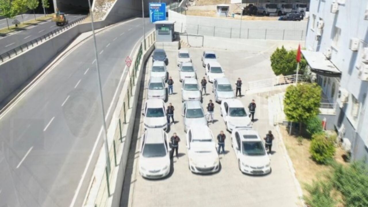 İstanbul'da şok operasyon: Change araçları yasal gibi satan çete çökertildi