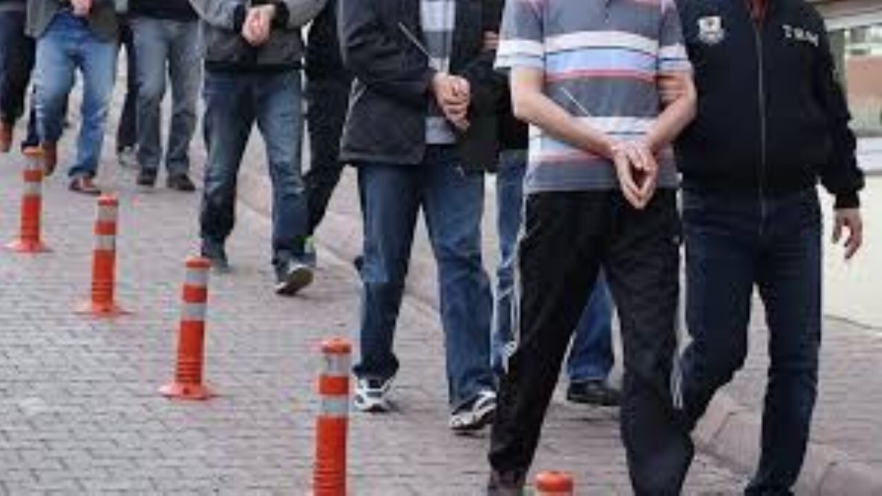 İstanbul merkezli FETÖ operasyonu: 17 şüpheli tutuklandı
