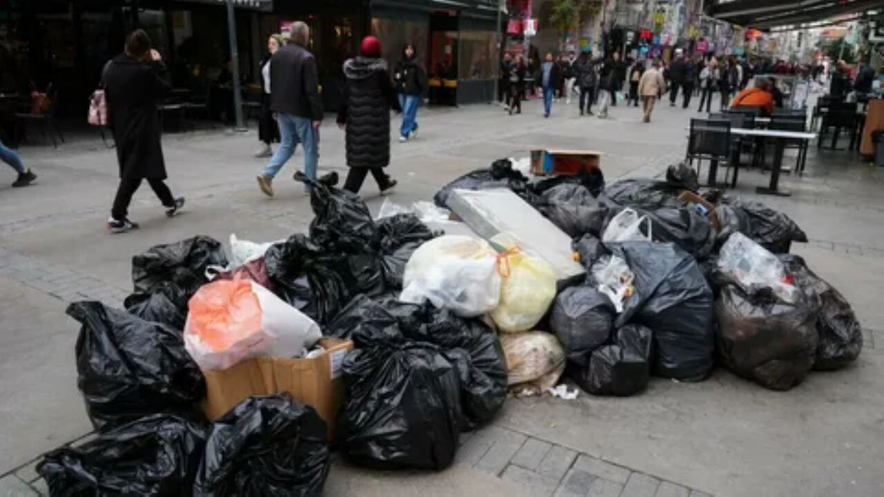 İzmir'de belediye işçileri maaş isyanıyla iş bıraktı