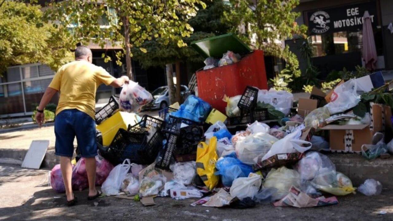 İzmir'de çöp dağları yükseliyor: Karşıyaka kokudan geçilmiyor!