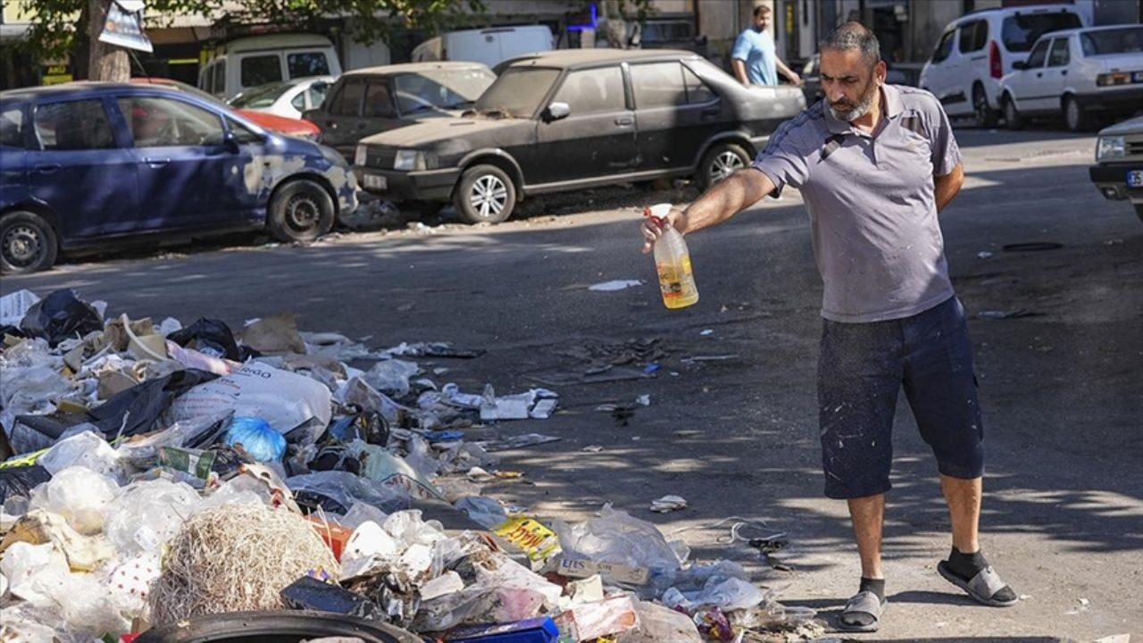 İzmir'de çöp isyanı: Mazotla sinek kovalamaca, yol tek şeride düştü