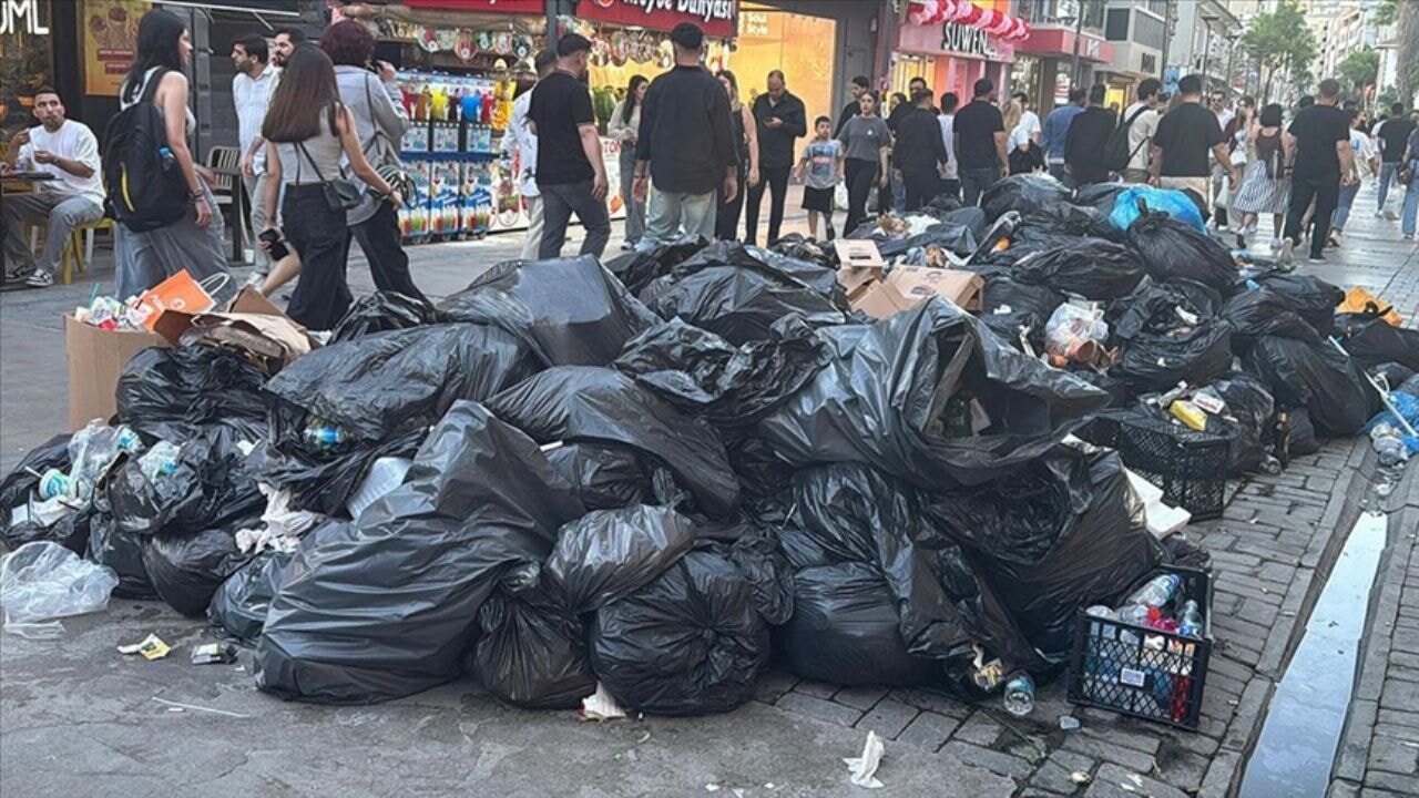 İzmir'de grev çöp yığınlarını artırdı! Vatandaş isyan etti